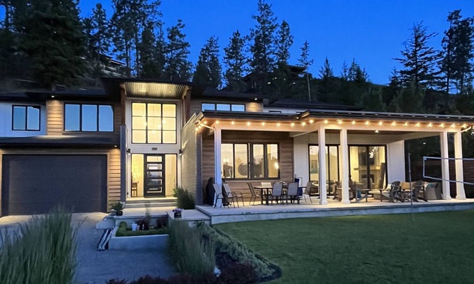 Southwest Mission House | 🏖☀️ 3 sty Hse + Lg hot tub! Vacation close to Beaches, Trails, Wineries & Cafes.
