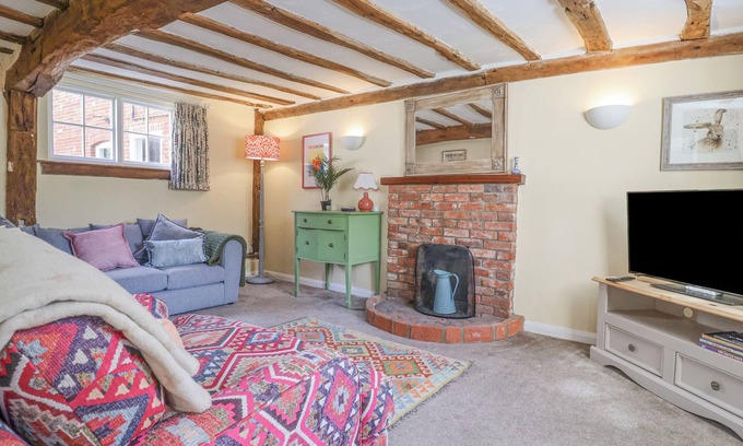 Saxmundham Cottage | 3 THE ALMSHOUSE, pet friendly, with a garden in Peasenhall