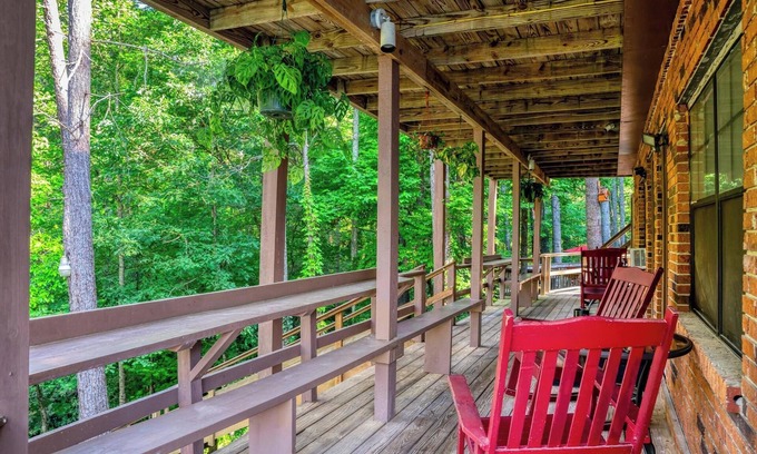 Wiley House | #3 - Waterfall Retreat- Riverfront Room- Near Tallulah Gorge