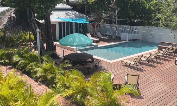 Antoneys Cay House | #3-West Bay 2 Bedroom Apt-2 min walk to the beach!