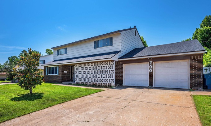 Midwest City House | 30 min to OU! Spacious 5 bedroom home with Private Pool and Hot Tub