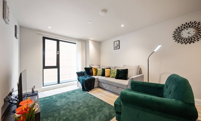 The Westside Apartment | 30% OFF Monthly Relocations OR Business 2 Bed Apt- St Martins Place l Free- WIFI