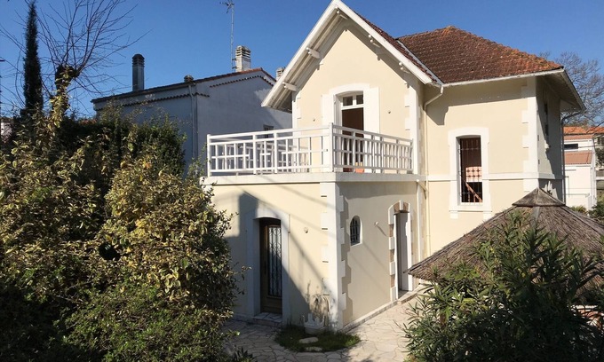 Royan Villa | 30's villa near beach and shops, sleeps 10