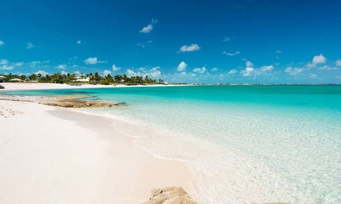Leeward Settlement Villa | 30 Seconds to the Grace Bay Beach! 5+1BR, Private Pool, Lush Gardens, sleep 15