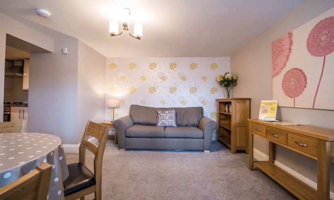 Torquay City Centre Cottage | 30 Trinity Mews - coaching mews just a few steps from harbour and town centre in quiet cul de sac -