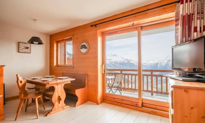 Les Eucherts Apartment | 300m from ski slopes, 2nd floor, balcony, tv, ski locker, 35m², La Rosière