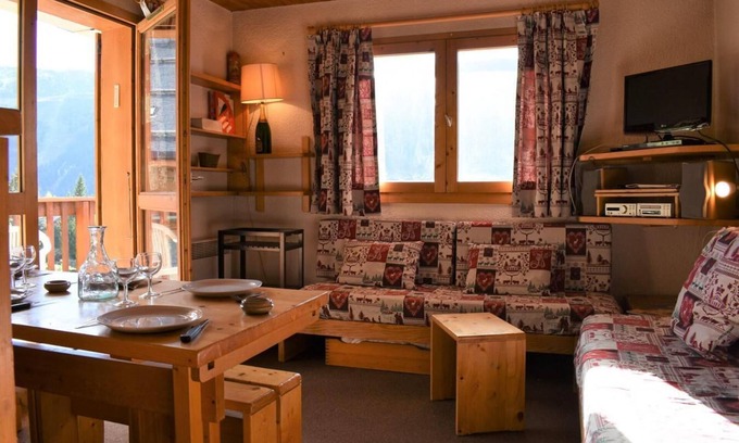 Meribel Apartment | 300m from ski slopes, 2nd floor, balcony, tv, ski locker, 33m², Méribel
