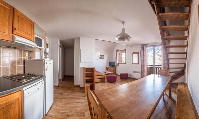 Albiez-le-Vieux Apartment | 300m from ski slopes, parking, tv, ski locker, 60m², Albiez Montrond