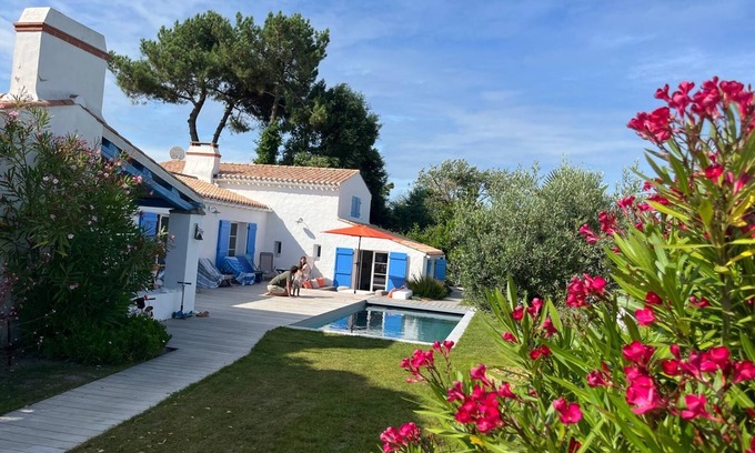 Noirmoutier-en-l'Ile Villa | 300m from the beach, Large villa with garden swiming pool, close to the village.