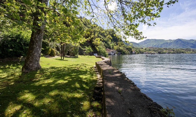 Brezzo di Bedero Apartment | 3½-room apartment in a park with sunbathing lawn directly on the lake