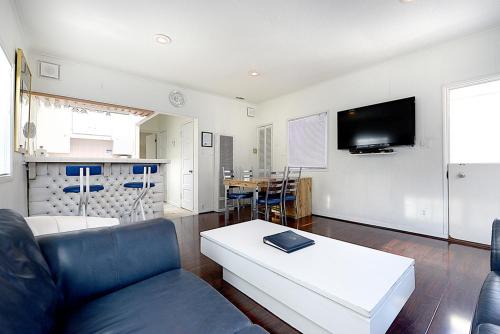 Avalon House | 319CE 319 Clemente