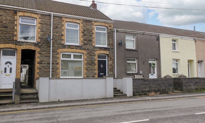 Maesteg Cottage | 32 BRIDGEND ROAD, family friendly, with a garden in Maesteg