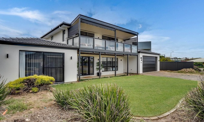 Middleton House | 32 Hargreaves-Linen Included-Pets Negotiable-Wi-Fi