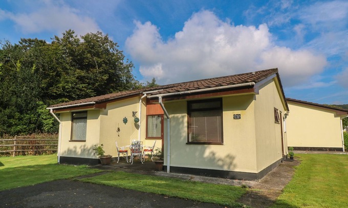 Liskeard House | 32 ROSECRADDOC LODGE, pet friendly, with a garden in Liskeard