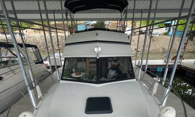Lake Ozark Boat Rental | 32' Unique Boat Hotel on the Lake