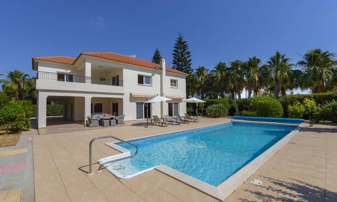 Pervolia Villa | 320 m² Villa ∙ 5 bedrooms ∙ 10 guests