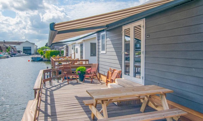 Municipality of Stichtse Vecht Ski Chalet | 33 m² Chalet ∙ 2 bedrooms ∙ 4 guests