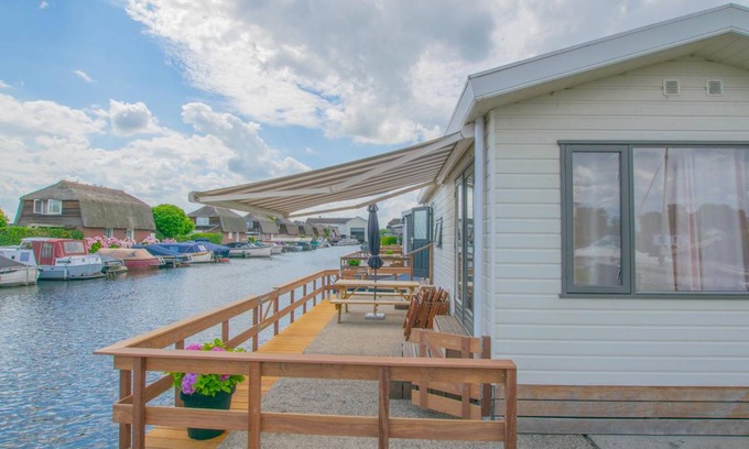 Municipality of Stichtse Vecht Boat Rental | 33 m² Houseboat ∙ 2 bedrooms ∙ 3 guests
