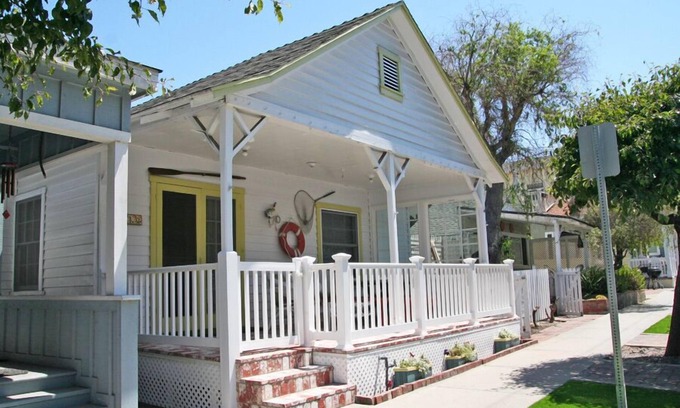 Avalon House | 330S: Charming Catalina Cottage, Large Porch, 2.5 Blocks to Beach - 330 Sumner A