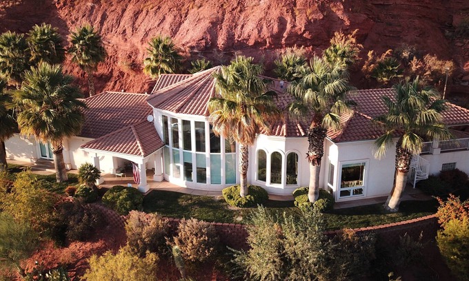 St. George House | 360° Views of Southern Utah | Sleeps 24 | Perfect For The Whole Family