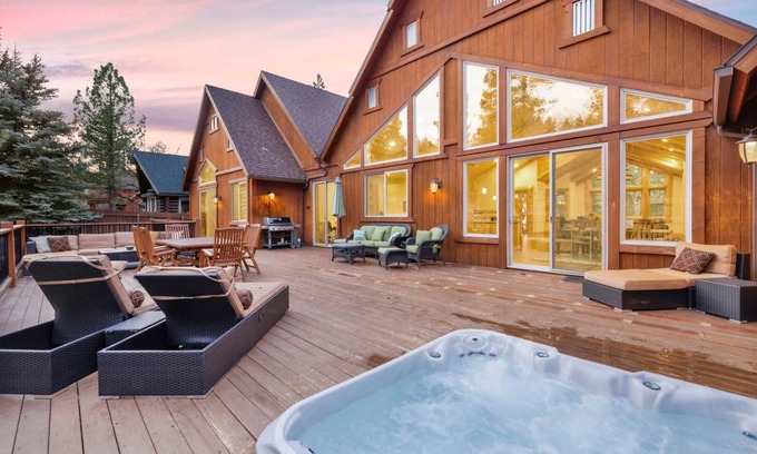Evergreen Estates Ski Chalet | 364 m² Chalet ∙ 4 bedrooms ∙ 14 guests