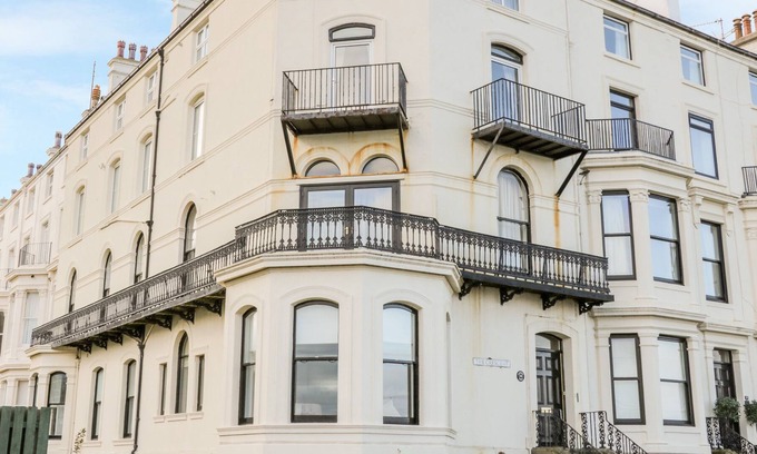 Muston Apartment | 38C THE CRESCENT, character holiday cottage, with a garden in Filey