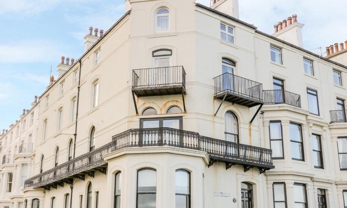 Muston Apartment | 38C The Crescent