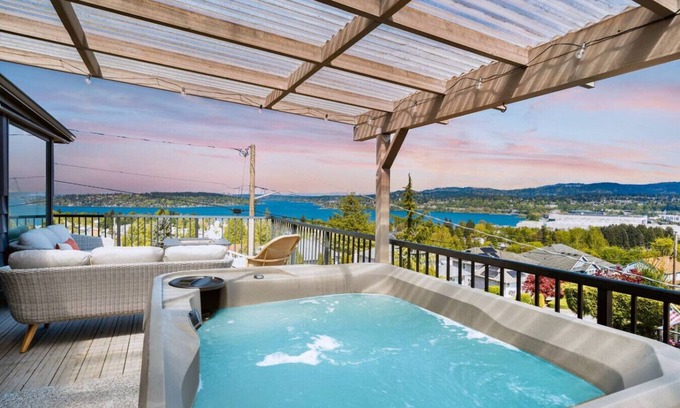 Bryn Mawr-Skyway House | 3b1b House w/Stunning Lake View & Hot Tub Near Airport