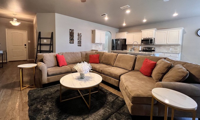 North by Northwest House | 3BD|2BTH w/firepit & patio. Full Kitchen & FAST WIFI