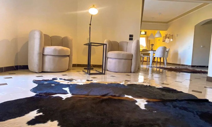 The 5th Settlement House | 3BD Apt. in family house with private garden view