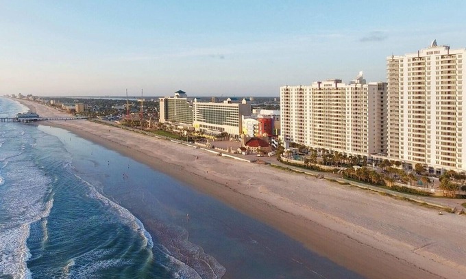 Daytona Beach Condo | 3BD/Daytona - Slide, Pools, Lazy River, Bar, Beach