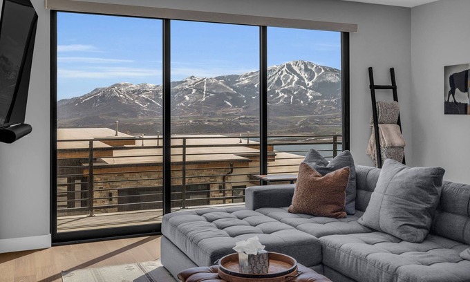 Hideout House | 3BD Hillside Retreat w/ Stunning Views!