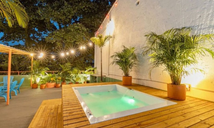 El Poblado House | 3BD House Manila, Private Jacuzzi and Pool table