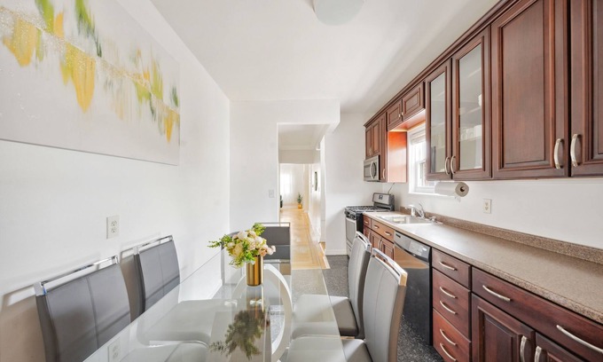 Southeast Yonkers House | 3BD Luxury Retreat near NYC + Easy Parking