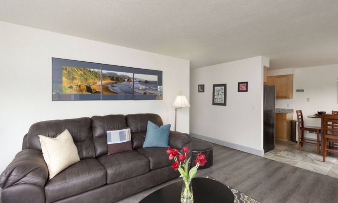 Seaside Condo | 3BD Seaside Condo | Central Location | Pet Ok