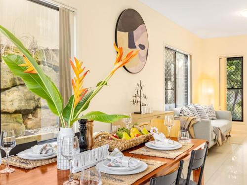 Eight Mile Plains House | 3BD Townhouse close to shops, transport with carpark