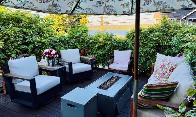 Seattle Metro Area House | 3bd w/Lake Views and Chef's Kitchen