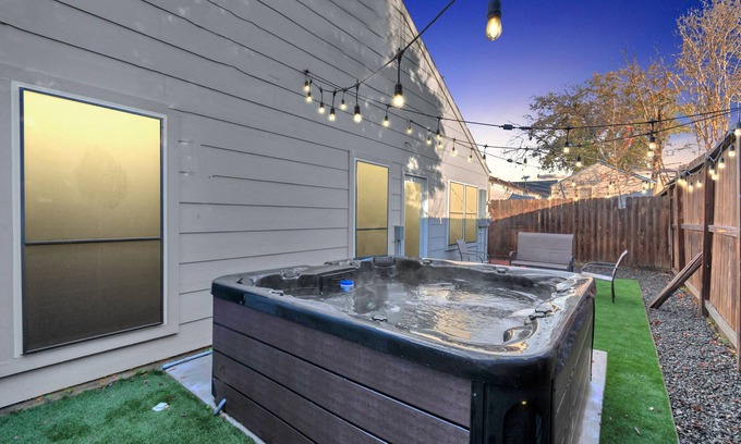 Clodine House | 3BDR/2B/JACUZZI/AIRHOCKEY AccessibleGem Sleep13 ChinaTown , 20mins DT
