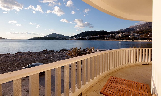 Rafajlovici Apartment | 3BDR Apartment With Sea View