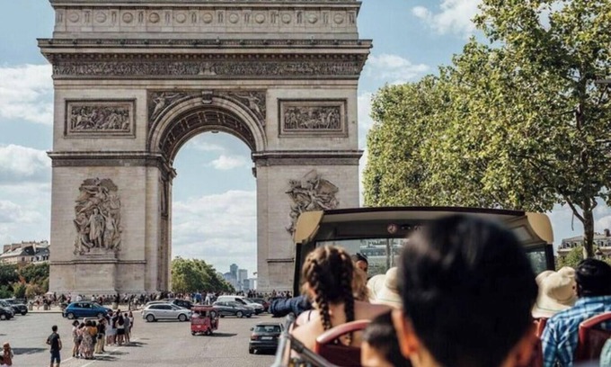 Clignancourt Apartment | 3bedroom close to the iconic Arc de Triomphe & Champs Elysees