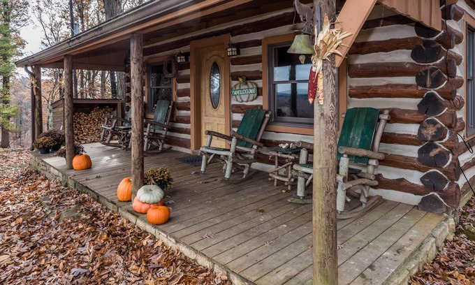 Nashville Cabin | 3BR, 1.5BA log cabin