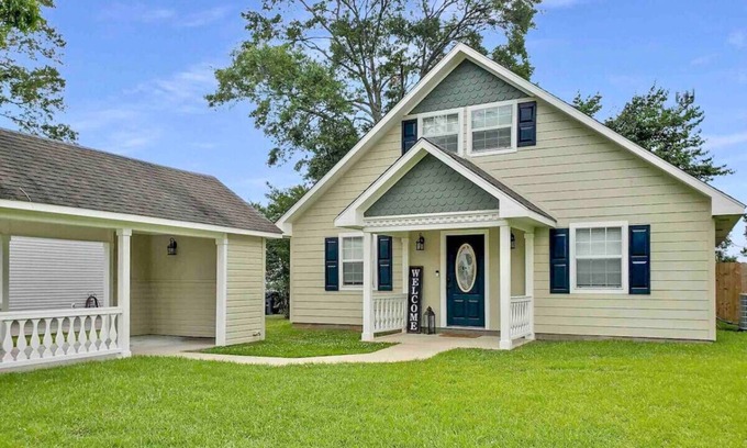 Leesville House | 3BR/2B in the heart of Leesville, Southern Comfort