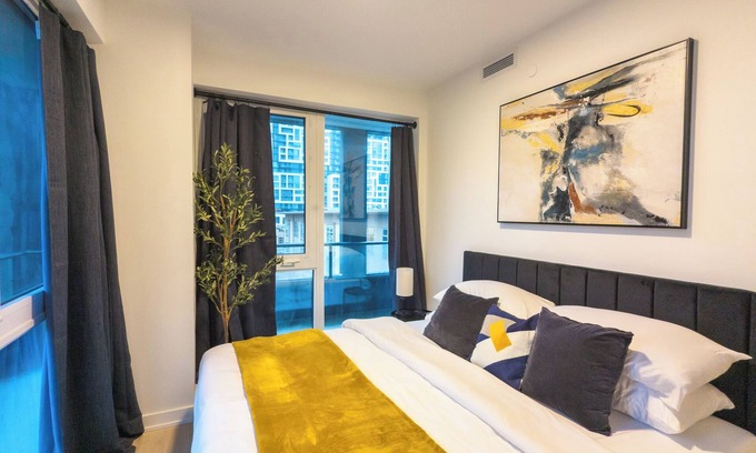 Niagara Condo | 3Br/2B KING BED Herman Miller + Sit Stand WFH Downtown King West Stackt Market