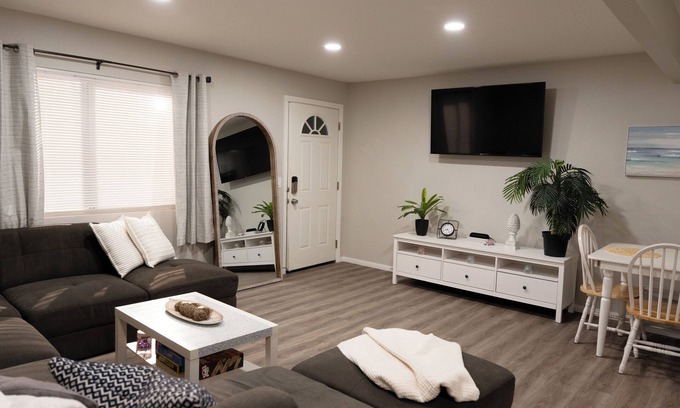 Linda Vista Apartment | 3BR+2BA apartment in Central San Diego - wifi- newly remodeled - free parking
