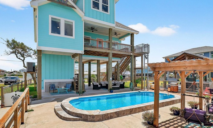 Rockport House | 3BR Bay Front Retreat w/ Pool, Lighted Fishing Pier, Kayaks & Pet-Friendly!