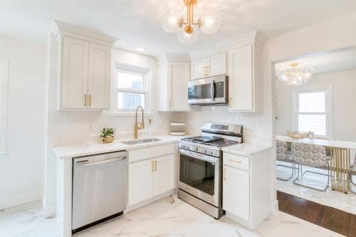 Cleveland House | 3BR Gem w 4-Season Room