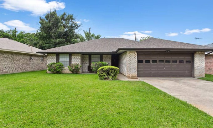Irving House | 3BR Near DFW & AT&T Stadium