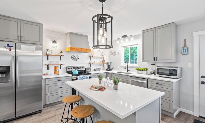 Bay Area House | 3BR Retreat Close to Beaches & Dining Sleeps 6 Pet-Friendly Full Kitchen