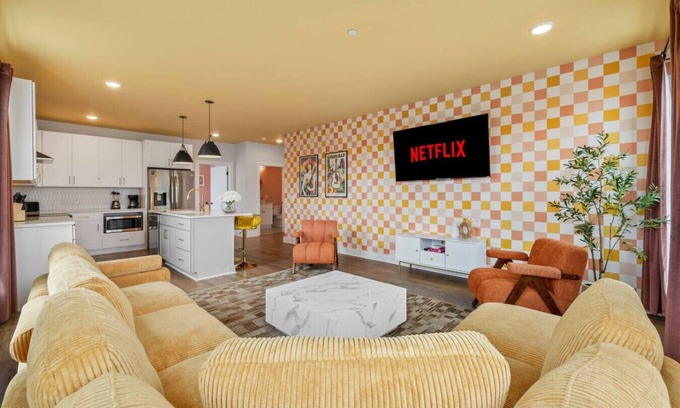 Talbot's Corner Apartment | 3BR - Sleeps 10 | Makeup Room + Rooftop, Near DT!