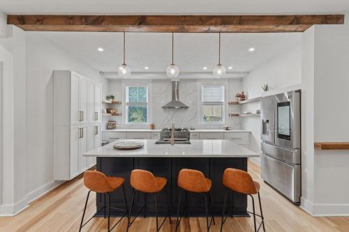 Mount Washington House | 3BR Stylish Retreat, Minutes from Downtown Pittsburgh, Free 3-Car Parking